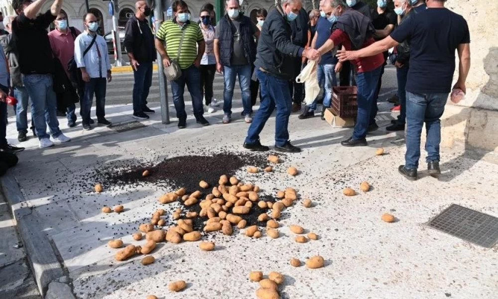 ''Στόλισαν'' με πατάτες και σταφίδες την Βουλή οι πληγέντες από τις φυσικές καταστροφές